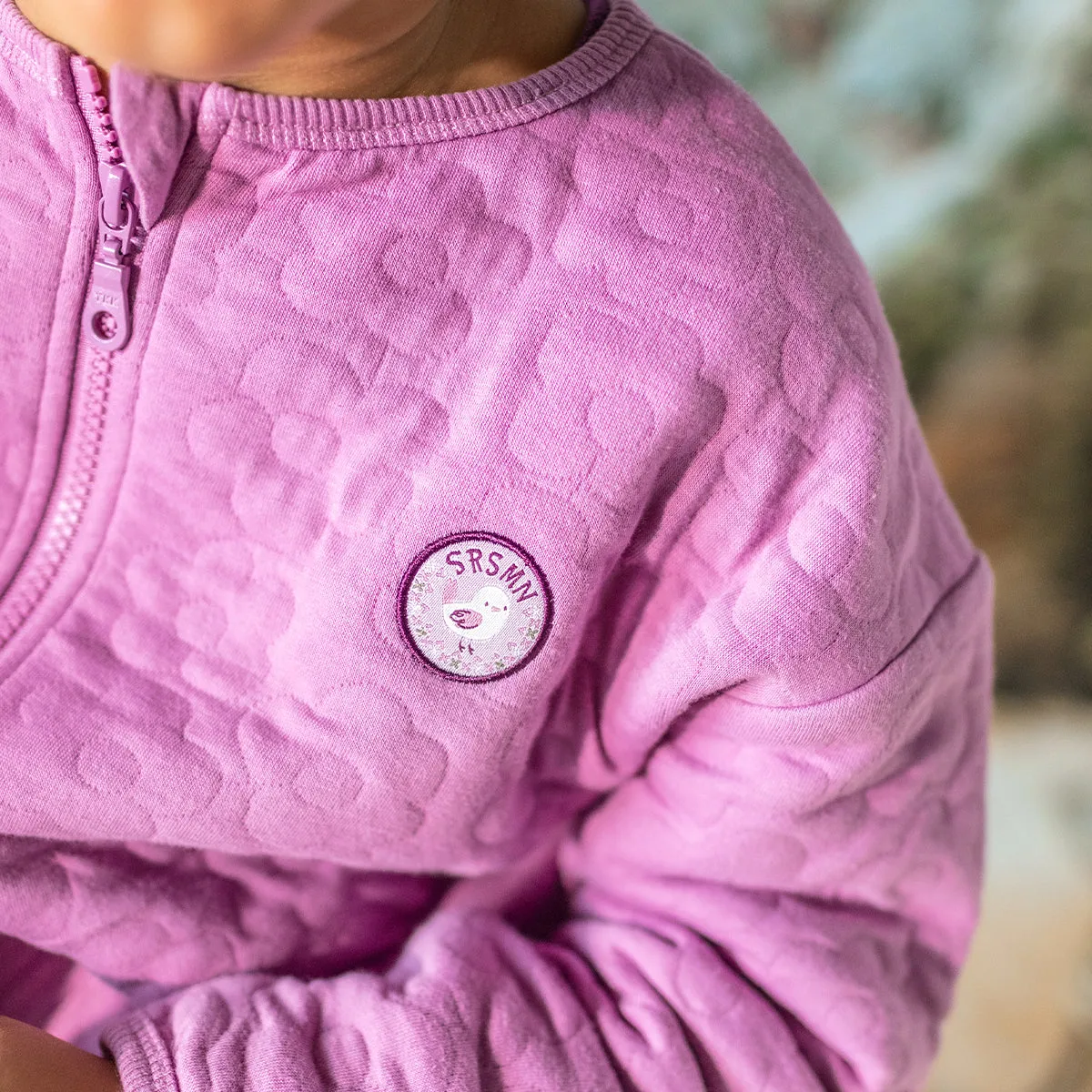 Veste rose violacé en jersey matelassé, enfant || Purplish-pink vest in quilted jersey, child